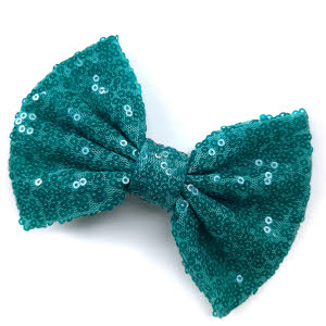 blauw_groene_mat_blauwe_strik_haarspeld_haarstrik_meisje_knot_vlecht_lange_haren_glitters_grote_speld_turnen_gymnastiek_groen_aqua_petrol